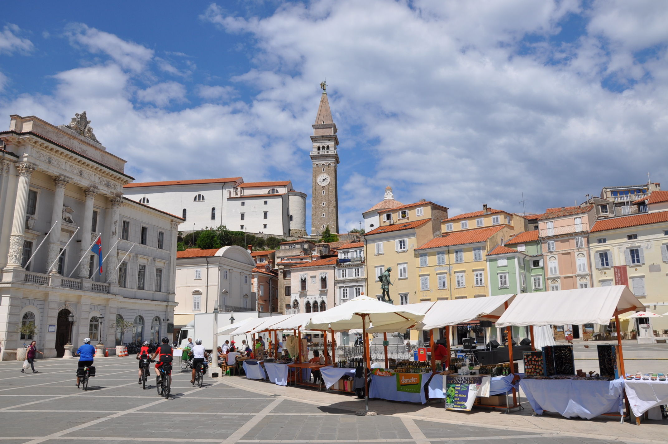 Der Tartini Platz mit Blick auf die Kirche im Zentrum von Piran
