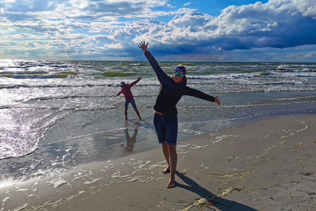 Werbetexterin Margit Wickhoff am Strand von Hiddensee