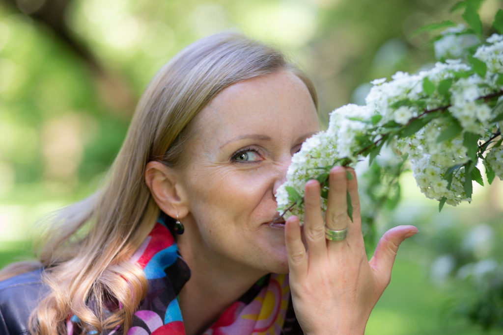 Margit Wickhoff schnuppert an einer Blume