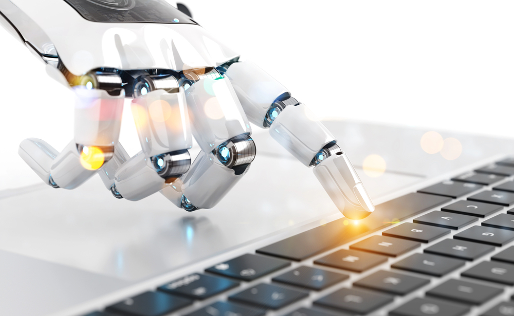 Eine Roboterhand tippt auf einer Computertastatur